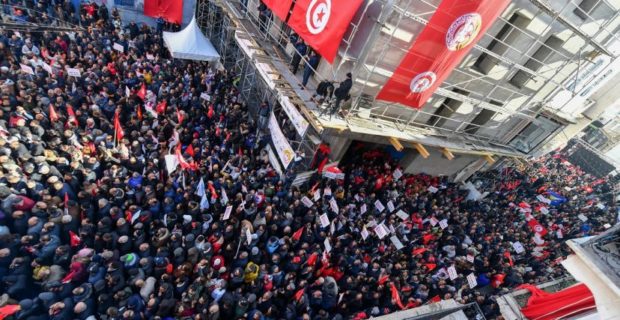 أكبر احتجاج مناهض لدكتاتورية سعيّد.. “اتحاد الشغل” التونسي ينظم مسيرات احتجاجية حاشدة (فيديو)