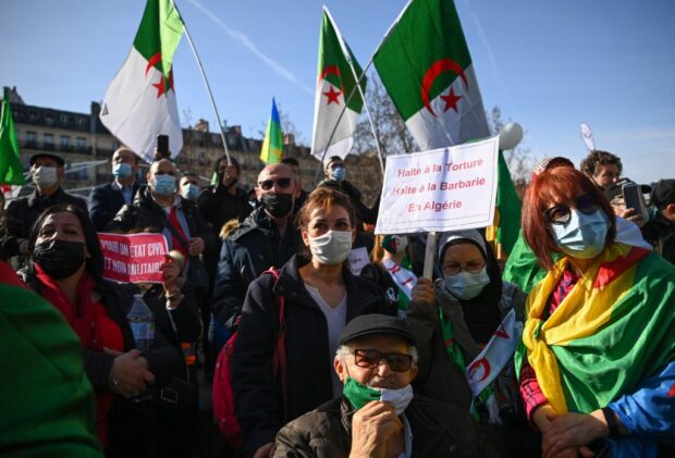 طالبوا بإقامة دولة مدنية ورحيل العسكر.. جزائريون يتظاهرون في باريس (فيديوهات)