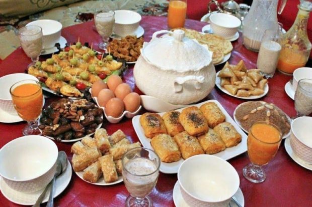 نشر صور موائد الإفطار على مواقع التواصل الاجتماعي.. بين التفهم والاستهجان