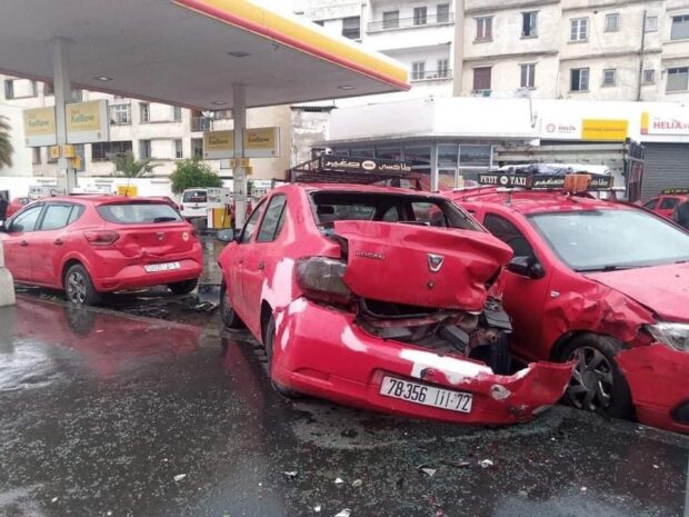 يا ربي السلامة.. حادث سير يخلف خسائر مادية كبيرة لـ 4 سيارات أجرة (صور)