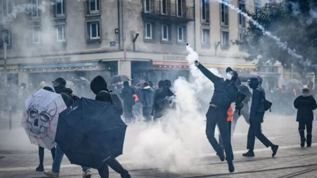 مظاهرات التقاعد في باريس.. تقرير يدين “الانتهاكات الحقوقية” للسلطات الفرنسية