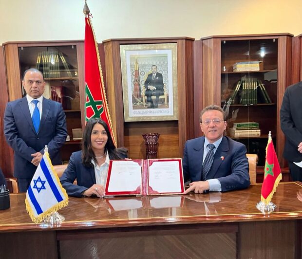 من بينها اتفاقية الاعتراف المتبادل برخص السياقة.. توقيع 3 اتفاقيات تعاون بين المغرب وإسرائيل
