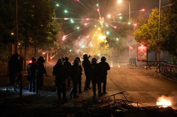 اعتقالات وحرائق.. فرنسا تحت رحمة الشغب (فيديو وصور)
