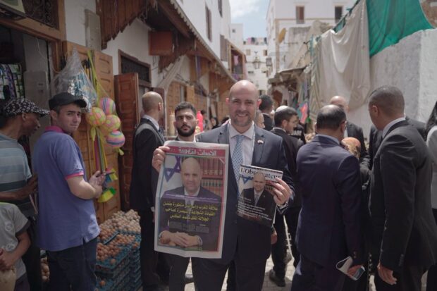 حاملا نسخة من مجلة “لوبسيرفاتور” و”الأحداث المغربية“.. رئيس الكينيست الإسرائيلي ينشر أول صورة له في المغرب