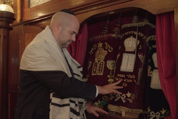 كان كيصلي فيه الواليد ديالو.. رئيس الكينست الإسرائيلي يزور كنيس يهودي بالرباط (صور)