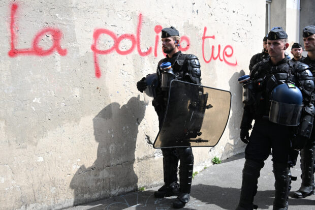 على خلفية مقتل شاب في احتجاجات بفرنسا.. 5 ضباط في الحراسة النظرية