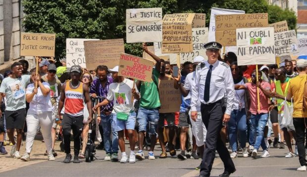 احتجاجًا على عنف الشرطة “العنصرية”.. آلاف المتظاهرين الغاضبين يخرجون إلى شوارع فرنسا