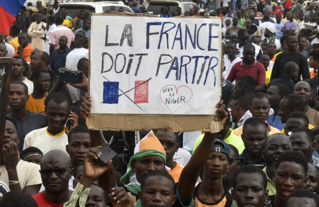 وقف بث قنوات وإلغاء اتفاقيات عسكرية.. النيجر تصعد ضد فرنسا