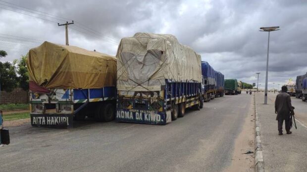 شاحنات مغربية عالقة في النيجر بعد الانقلاب.. مصدر يكشف وضعية السائقين