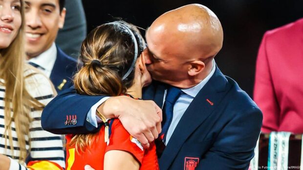 بعد تقبيله لها خلال حفل التتويج بلقب كأس العالم.. لاعبة المنتخب الإسباني تدافع على رئيس الاتحاد (فيديو)