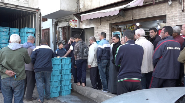 بعد الطوابير.. جزائريون يجرون وراء شاحنة لتوزيع الحليب (فيديو)