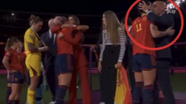 بسبب تقبيل لاعبة.. رئيس الاتحاد إسباني نوض عليه الصداع