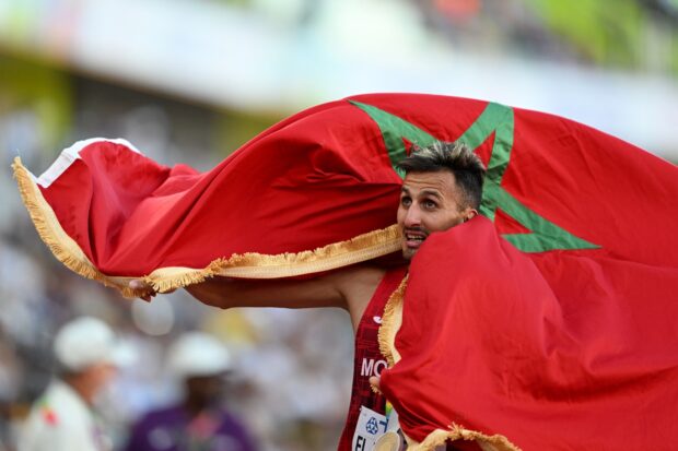عاجل.. العداء المغربي البقالي يحافظ على لقب بطل العالم في الـ3000 متر موانع (صور)