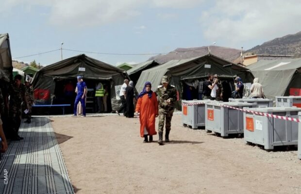 دون توقف أو انقطاع.. المخيم الميداني العسكري بأمزميز يواصل تقديم خدماته للمتضررين من الزلزال