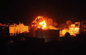 وسط قصف إسرائيلي “غير مسبوق”.. انقطاع الاتصالات والإنترنت في غزة