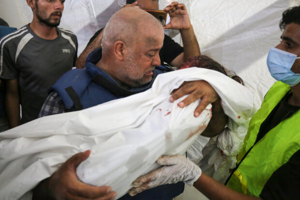 في غارة إسرائيلية على غزة.. مقتل أفراد من عائلة الصحافي وائل الدحدوح
