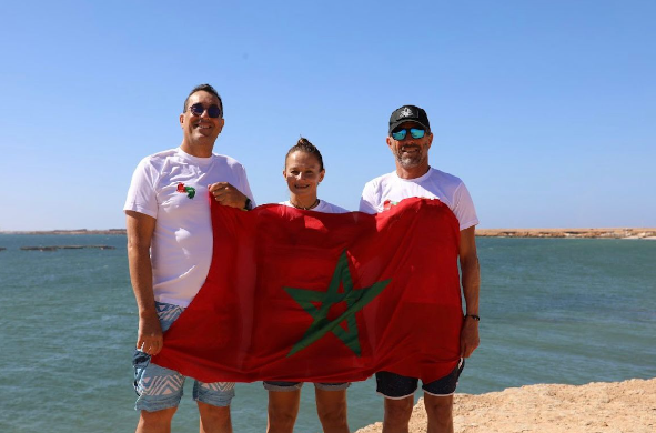 شاركو فيها 2 مغاربة وفرنسي.. تنظيم النسخة الأولى من تظاهرة “السباحة الخضراء” في الداخلة (صور)