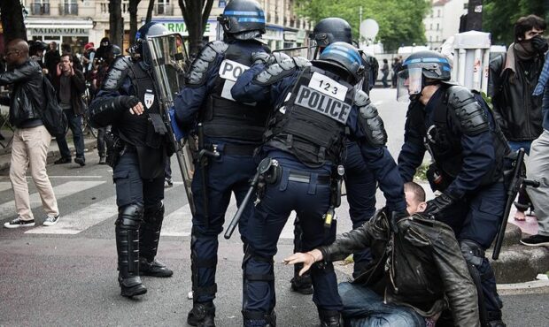 فرنسا.. اتهامات للشرطة بالعنف “الممنهج” ضد المهاجرين المشردين