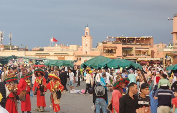 كانوا ناويين يدوزو العطلة بفلوس مزورة.. توقيف 3 سياح فرنسيين في مراكش