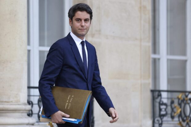 مثلي الجنس ومتغطرس والأصغر سنًا.. من هو رئيس وزراء فرنسا الجديد؟