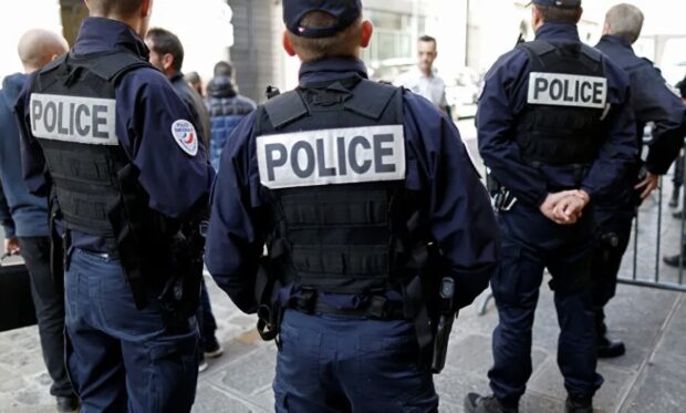 فرنسا.. رسائل للشرطة على واتساب تكشف انتهاكات وتثير القلق