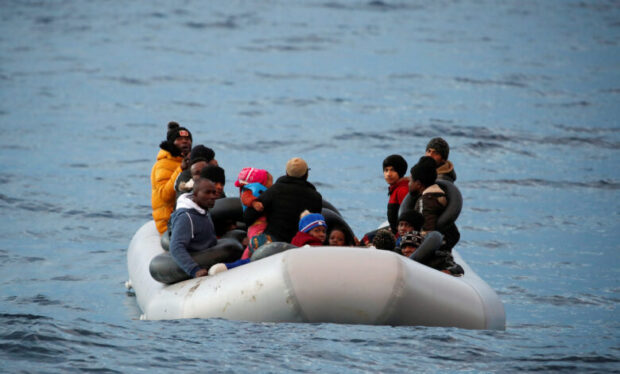 بينهم مغاربة.. الجيش ينقذ 93 مهاجرا سريا من الغرق