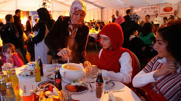 الجالية صايمين قبل منا.. مسلمو أوروبا يستهلون غدا الإثنين أول أيام شهر رمضان