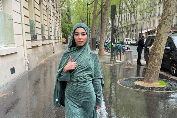 بسبب الحجاب.. فرنسي يبصق على مؤثرة مغربية في باريس