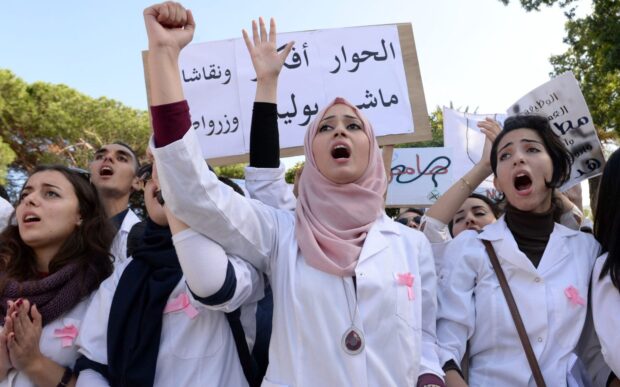 للتعبير عن “حسن النية”.. طلبة الطب والصيدلة يؤجلون مسيرة وطنية