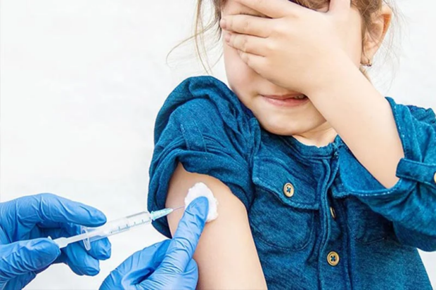 تحمي من أمراض مميتة.. دكتور يوصي المغاربة بتطعيم أطفالهم بـ12 لقاحا