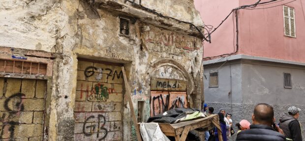 سيناريو “بوركون” قد يتكرر.. سرقة دعامات وراء انهيار جُزئي لبناية قديمة في كازا (صور)
