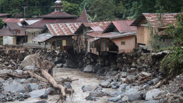 سومطرة الاندونيسية.. 30 قتيلا جراء فيضانات وتدفق حمم بركانية باردة