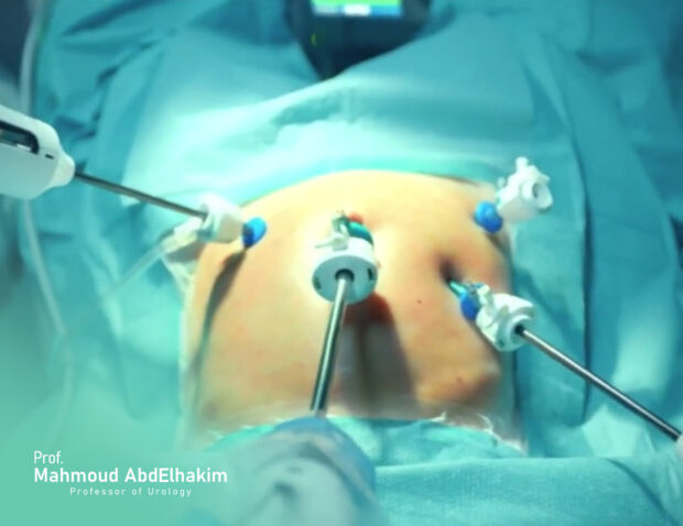 في إنجاز طبي عالمي.. مغربي يجري بنجاح عملية جراحية عن بعد بمساعدة روبوت